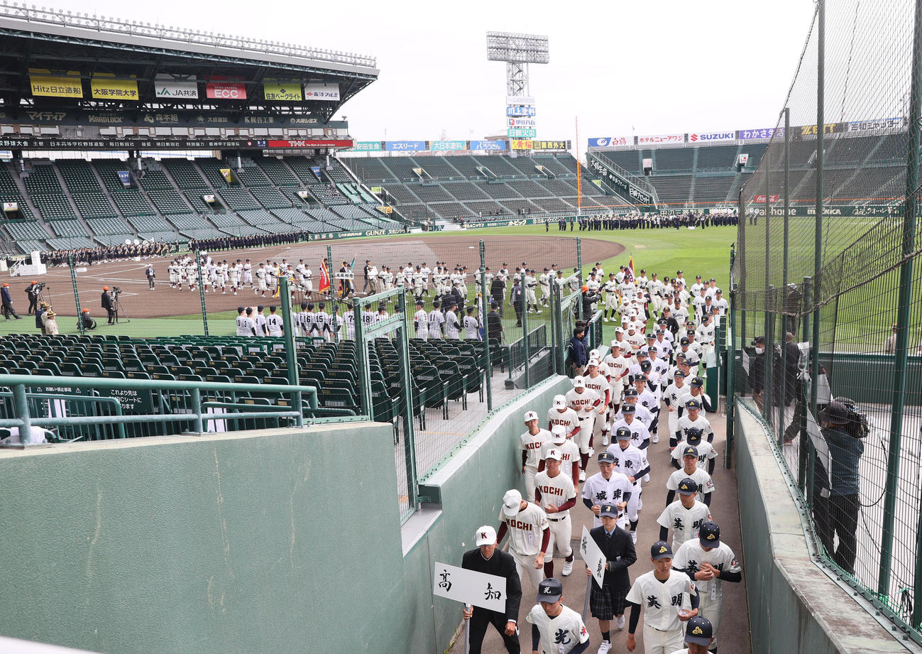 開会式リハーサルを終え引き揚げる選手たち（撮影・上山淳一）