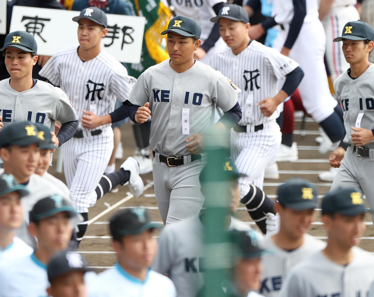 開会式リハーサルを終え引き揚げる慶応の清原（中央）（撮影・上山淳一）