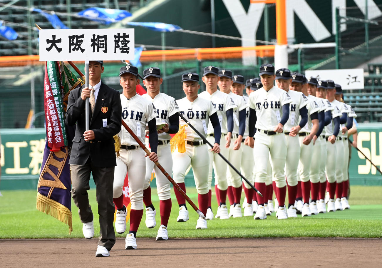 開会式リハーサルで入場する前年優勝校の大阪桐蔭ナイン（撮影・前岡正明）