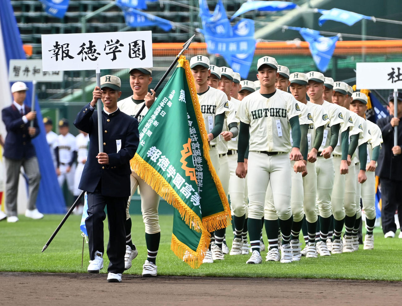 開会式リハーサルで入場する報徳学園ナイン（撮影・前岡正明）