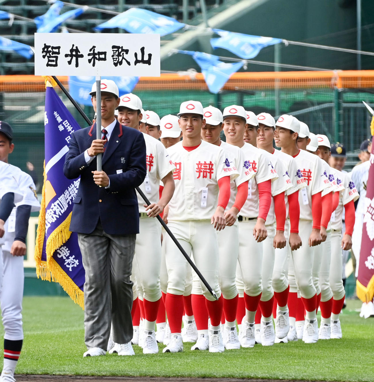 開会式リハーサルで入場する智弁和歌山ナイン（撮影・前岡正明）