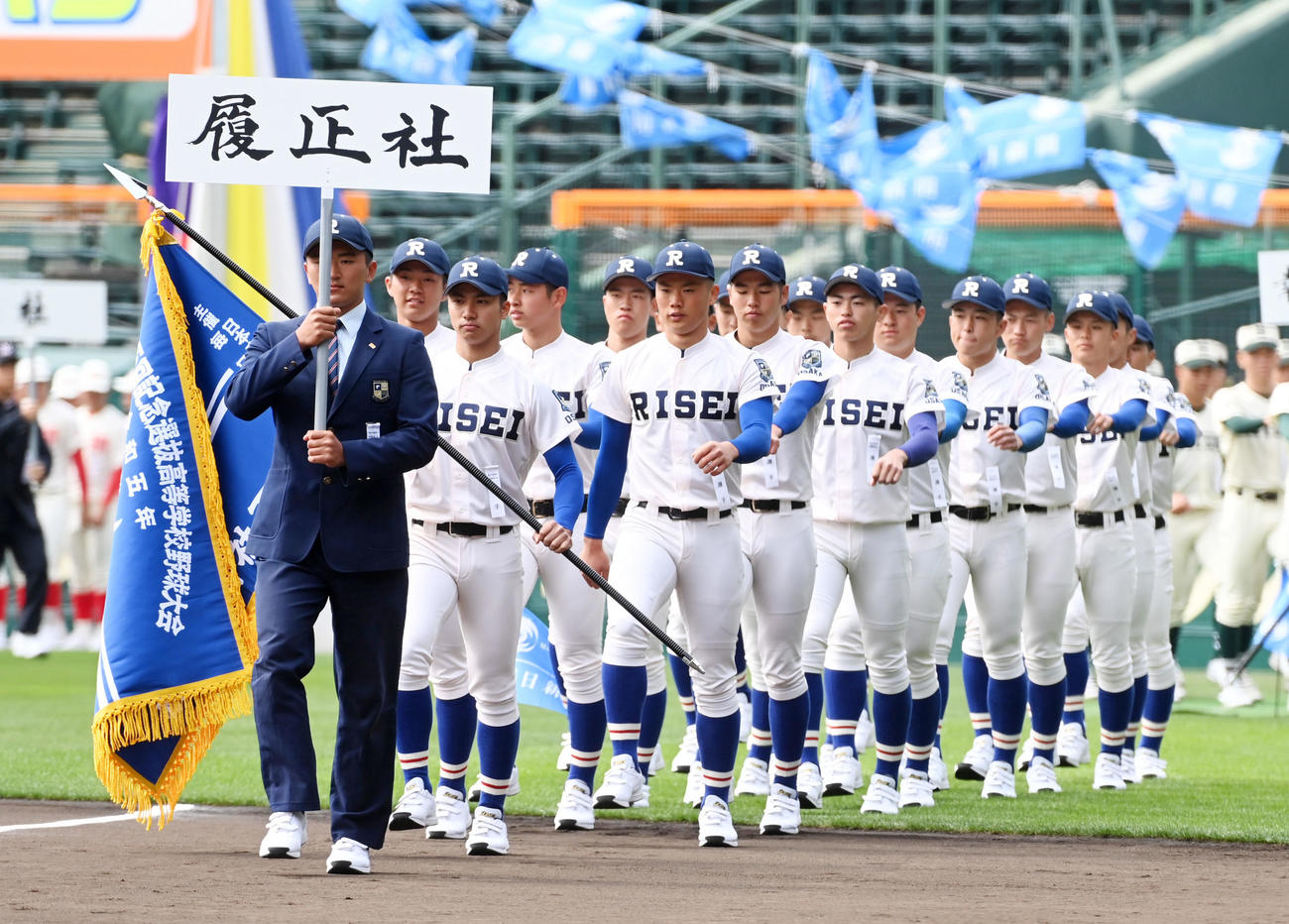 開会式リハーサルで入場する履正社ナイン（撮影・前岡正明）