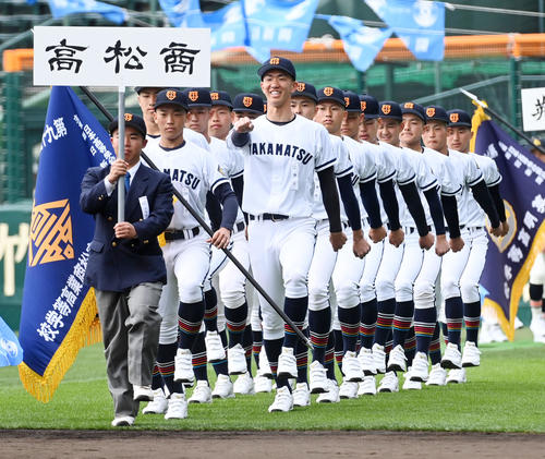開会式リハーサルで入場する高松商ナイン（撮影・前岡正明）