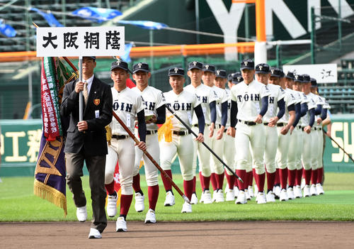 開会式リハーサルで入場する前年優勝校の大阪桐蔭ナイン（撮影・前岡正明）