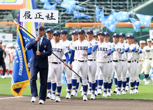 開会式リハーサルで入場する履正社ナイン（撮影・前岡正明）