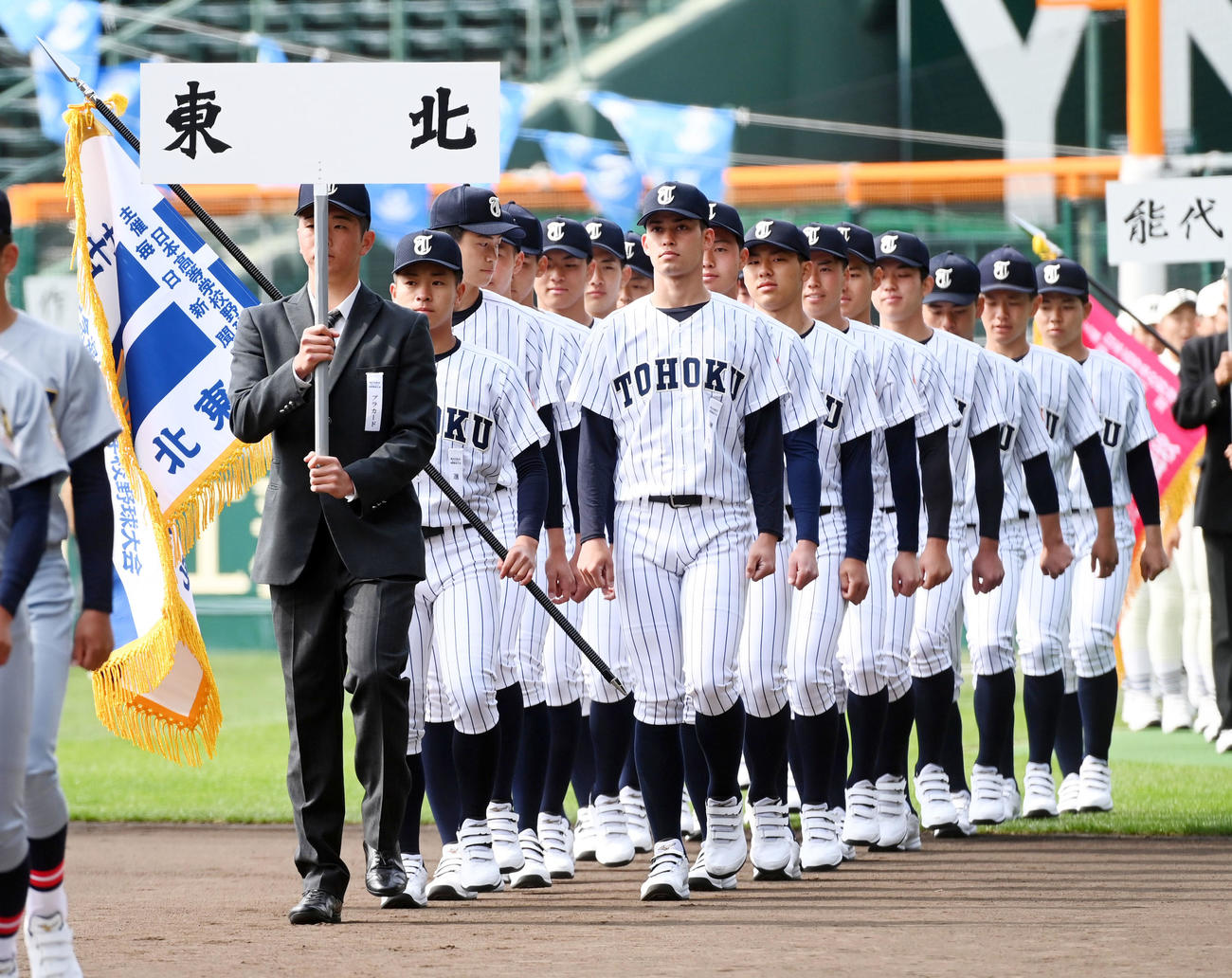 開会式リハーサルで入場する東北ナイン（撮影・前岡正明）