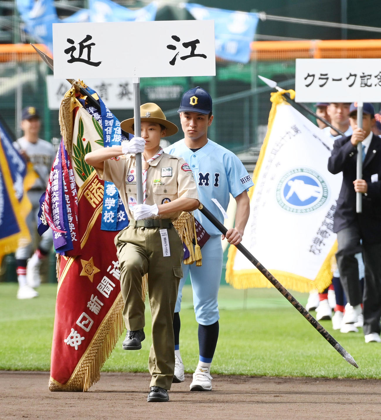 開会式リハーサルで1人で行進する近江・横田主将（撮影・前岡正明）