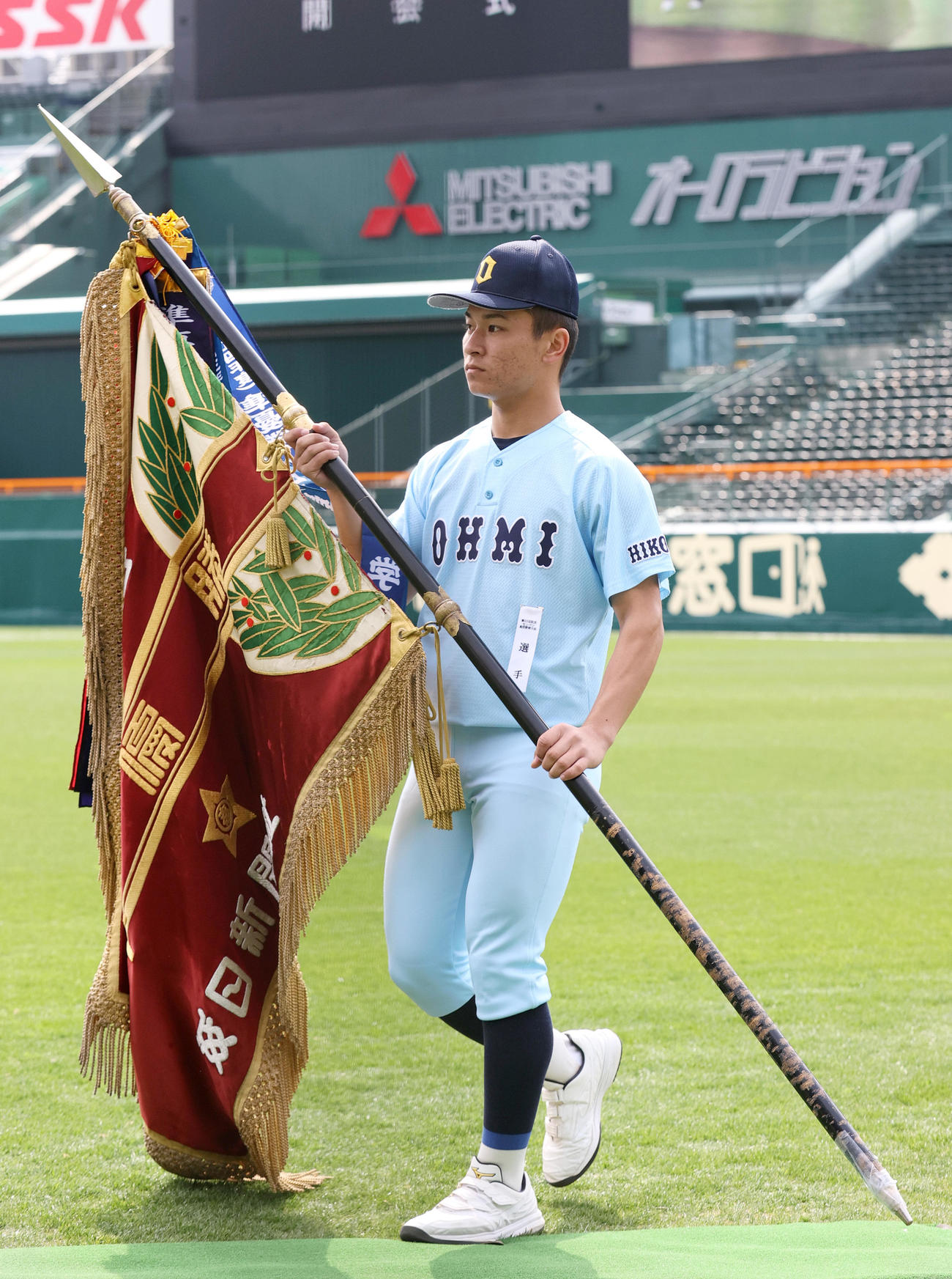 開会式リハーサルで準優勝旗を手に行進する近江の横田主将（撮影・上山淳一）