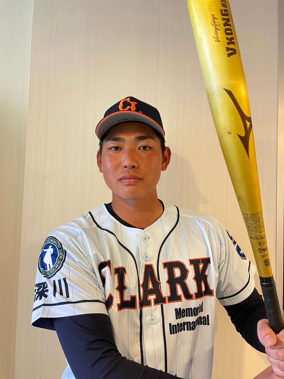 新ユニホームを着用するクラーク・坂本（学校提供）