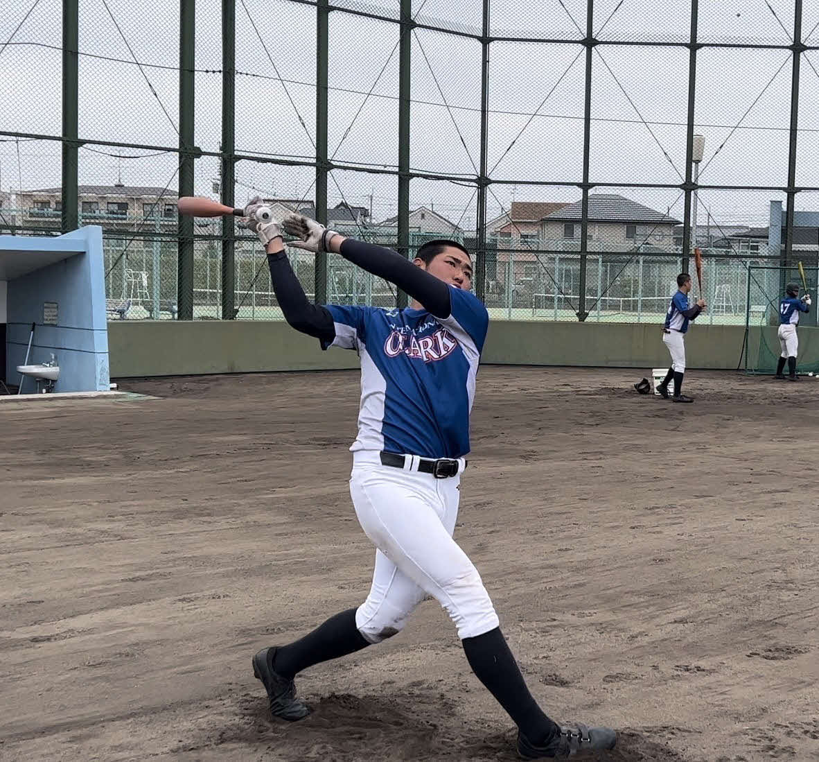 打撃練習するクラーク・坂本（学校提供）