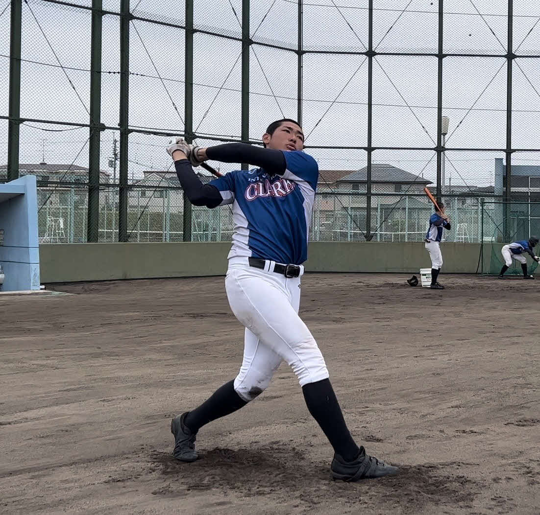 打撃練習するクラーク・坂本（学校提供）