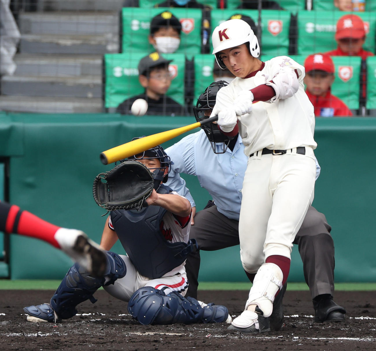 高知対北陸　2回表高知2死一、二塁、辻井は左に2点適時三塁打を放つ（撮影・上山淳一）