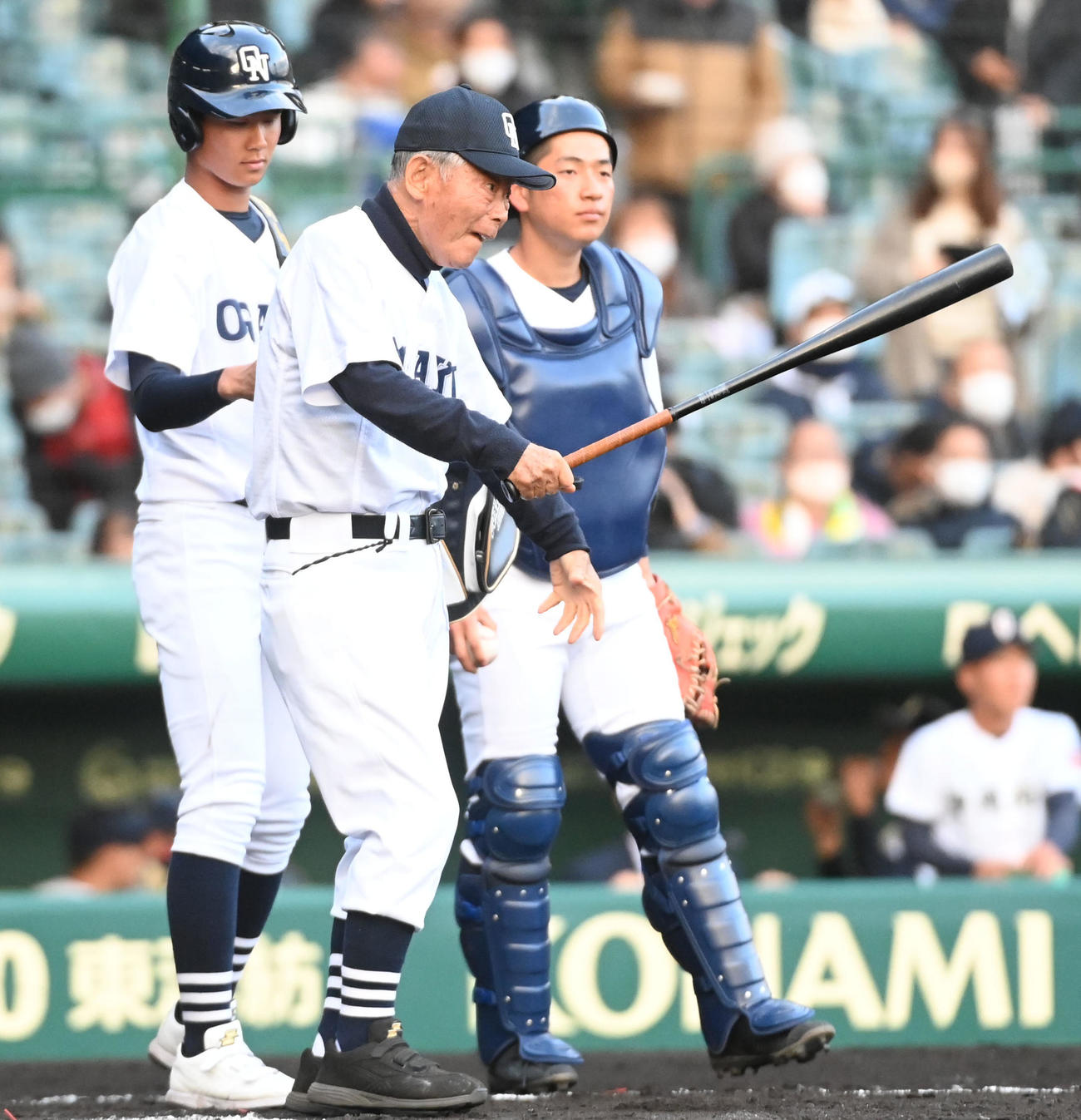 大垣日大対沖縄尚学　試合前のノックを行う大垣日大・阪口監督（撮影・前岡正明）