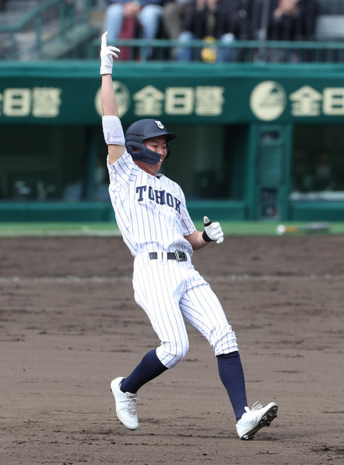 東北対山梨学院　7回表東北2死一、二塁、伊達は三塁線を破る適時二塁打を放ち喜ぶ（撮影・上山淳一）