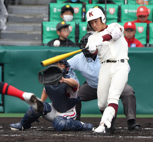 高知対北陸　2回表高知2死一、二塁、辻井は左に2点適時三塁打を放つ（撮影・上山淳一）