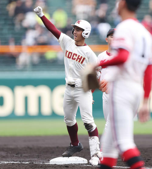 高知対北陸　2回表高知2死一、二塁、逆転2点適時三塁打を放ちガッツポーズする辻井（撮影・宮地輝）