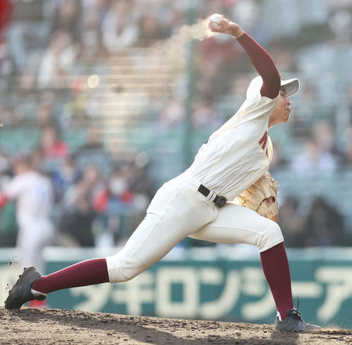 高知対北陸　高知2番手で登板し、力投する平（撮影・宮地輝）