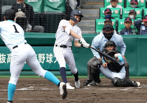 東北対山梨学院　7回表東北2死一、二塁、伊達は三塁線を破る適時二塁打を放つ（撮影・上山淳一）