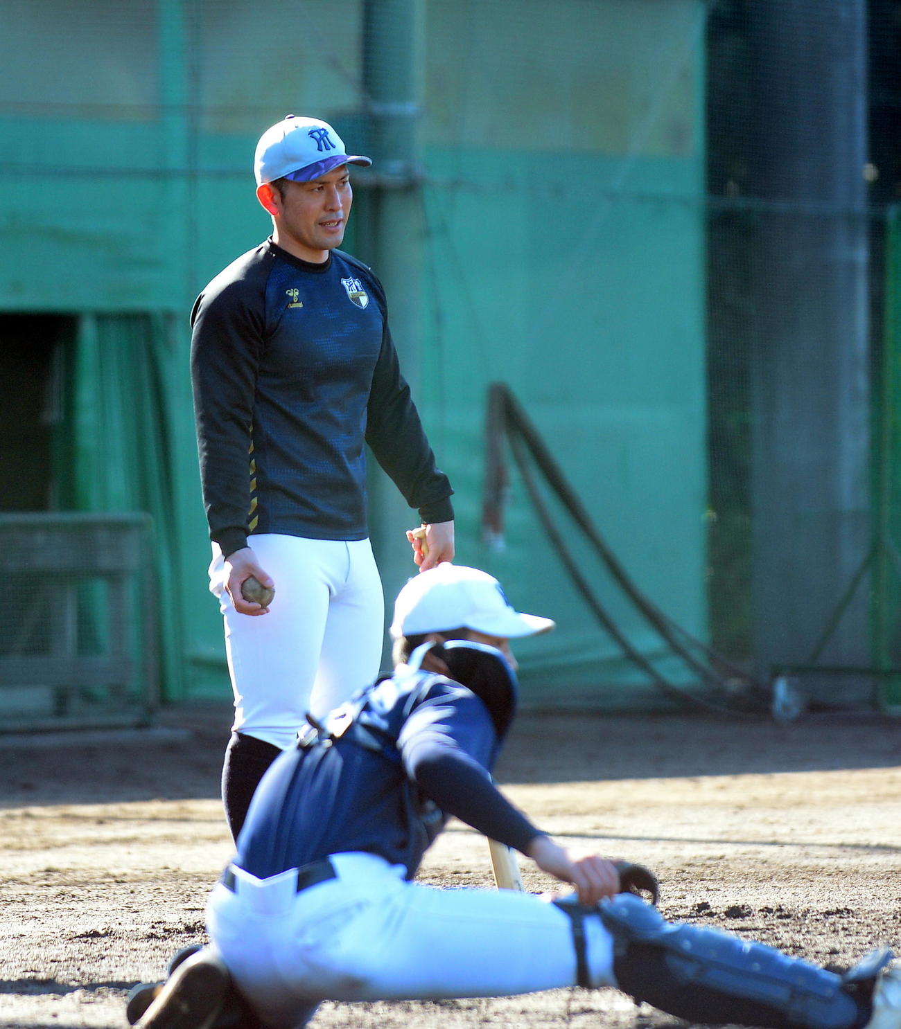 ノックで選手のプレーを見守る常葉大菊川・石岡監督