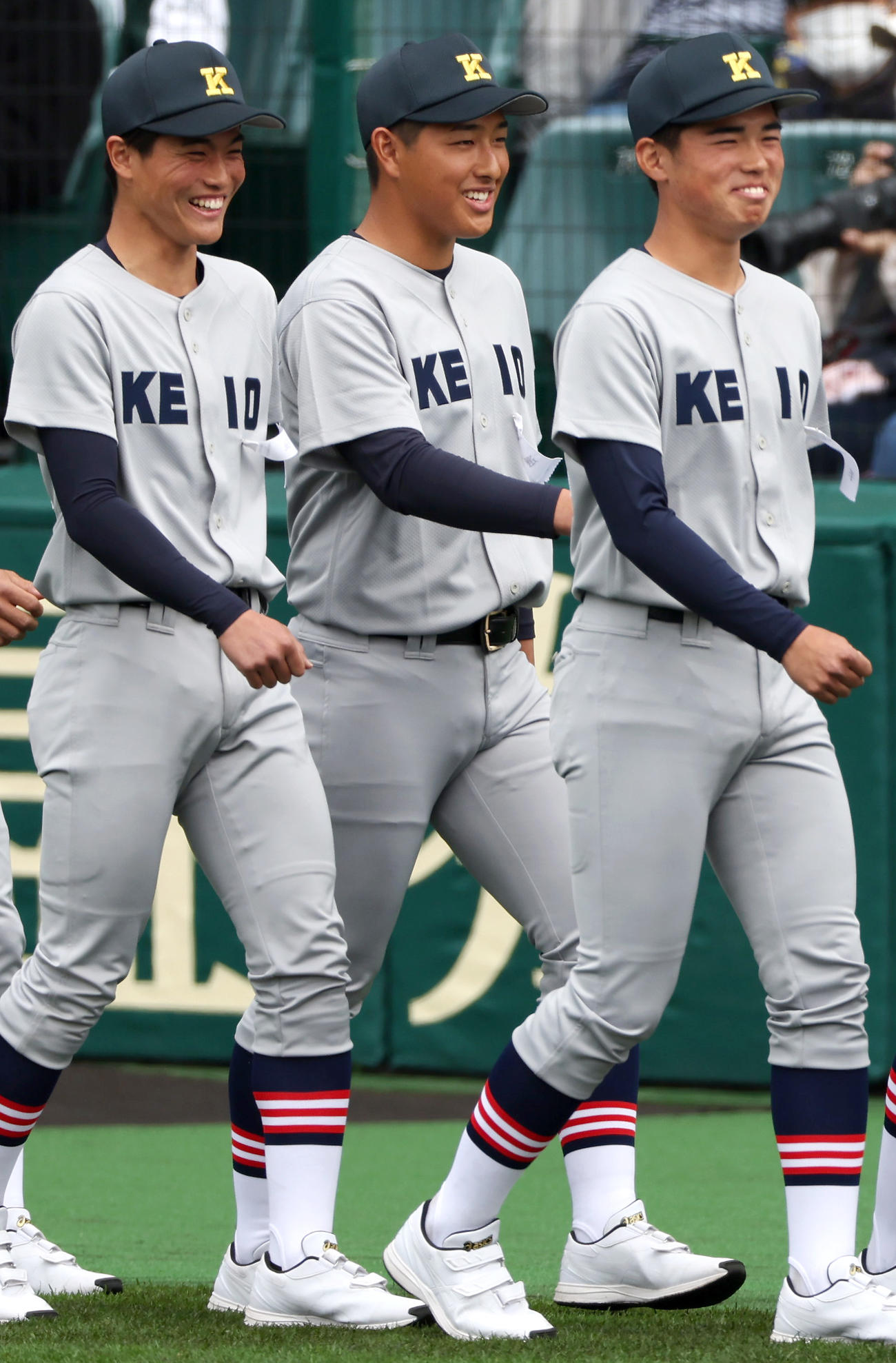 開会式で元気よく行進する慶応の清原（中央）ら慶応の選手たち（撮影・上山淳一）