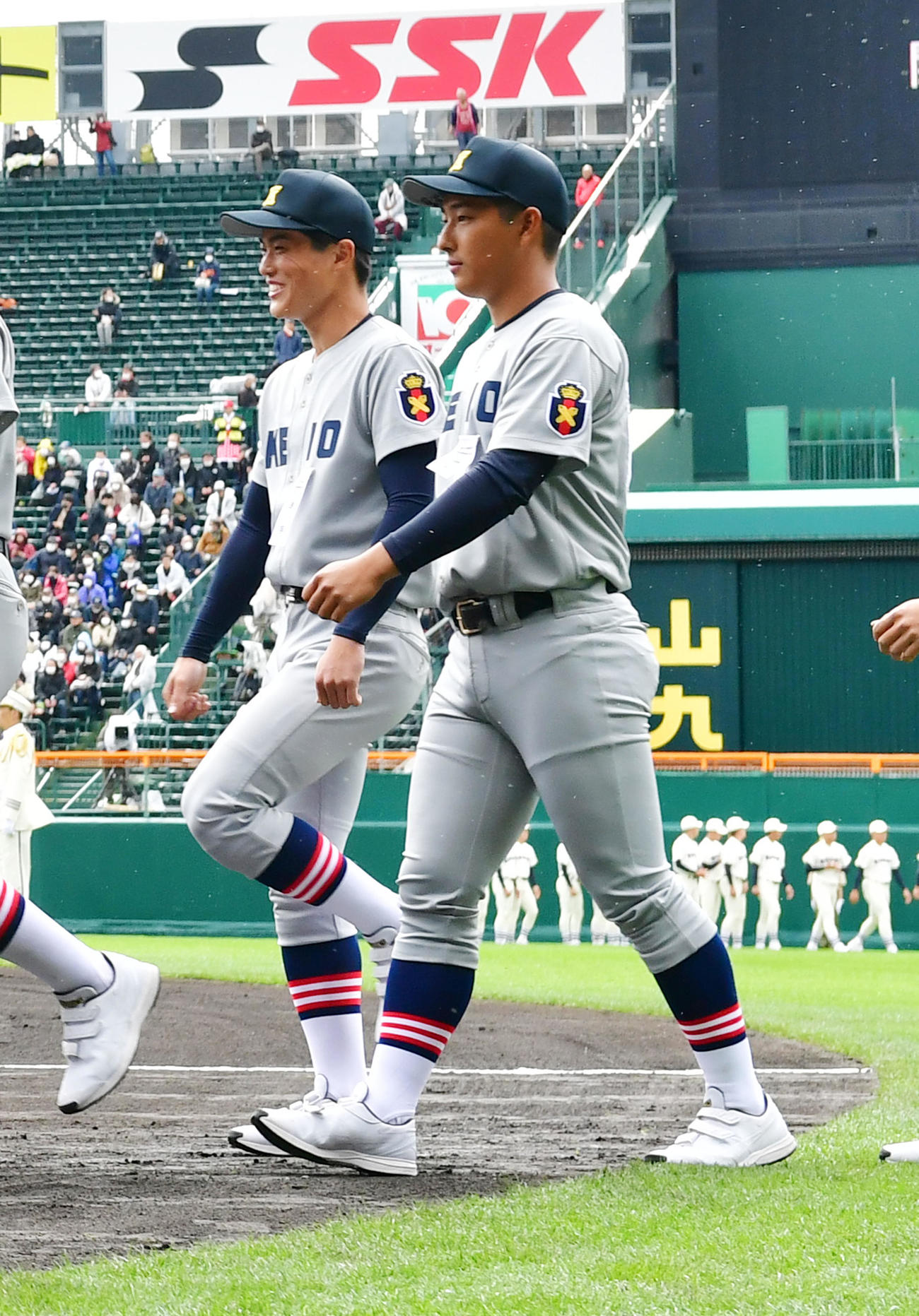 開会式で入場する慶応・清原（撮影・前岡正明）