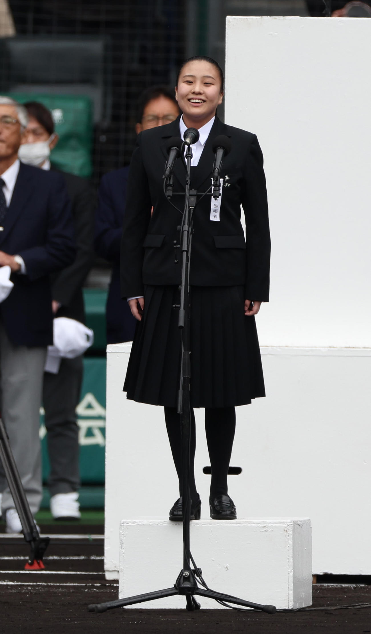 君が代独唱する高松一の中村心澪さん（撮影・上山淳一）