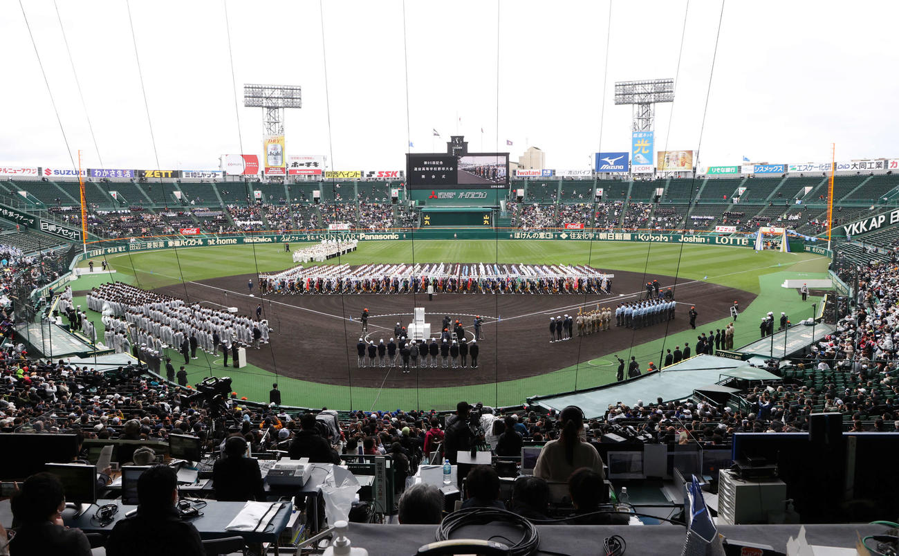 開会式が行われた甲子園球場（撮影・宮地輝）