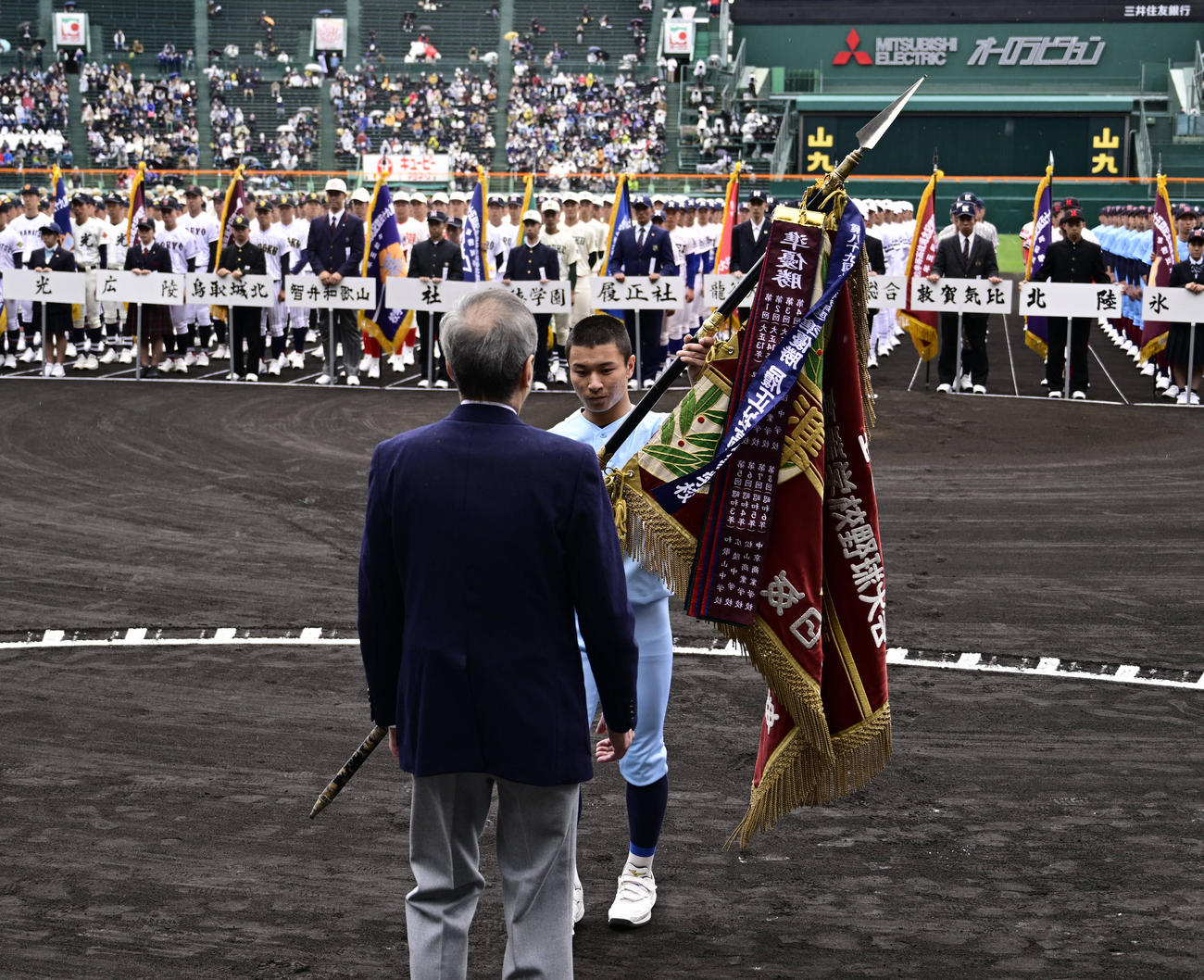準優勝旗を返還する前年準優勝の近江の横田悟主将（代表撮影）