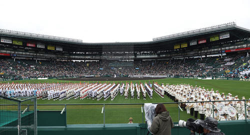 【センバツ】雨が上がり１時間半遅れで開会式スタート　３季ぶりに全選手が入場行進