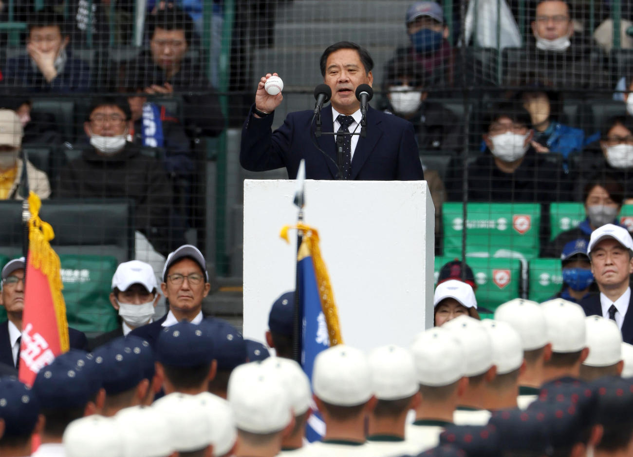 球児にあいさつする日本高野連の宝会長（撮影・上山淳一）
