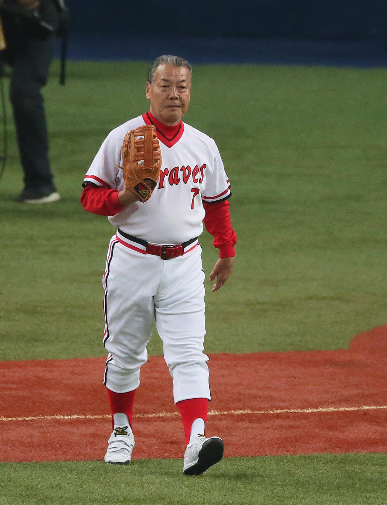 日米野球・第1戦　日本対MLB　阪急ブレーブスのユニホームで始球式に臨む福本豊氏（2014年撮影）