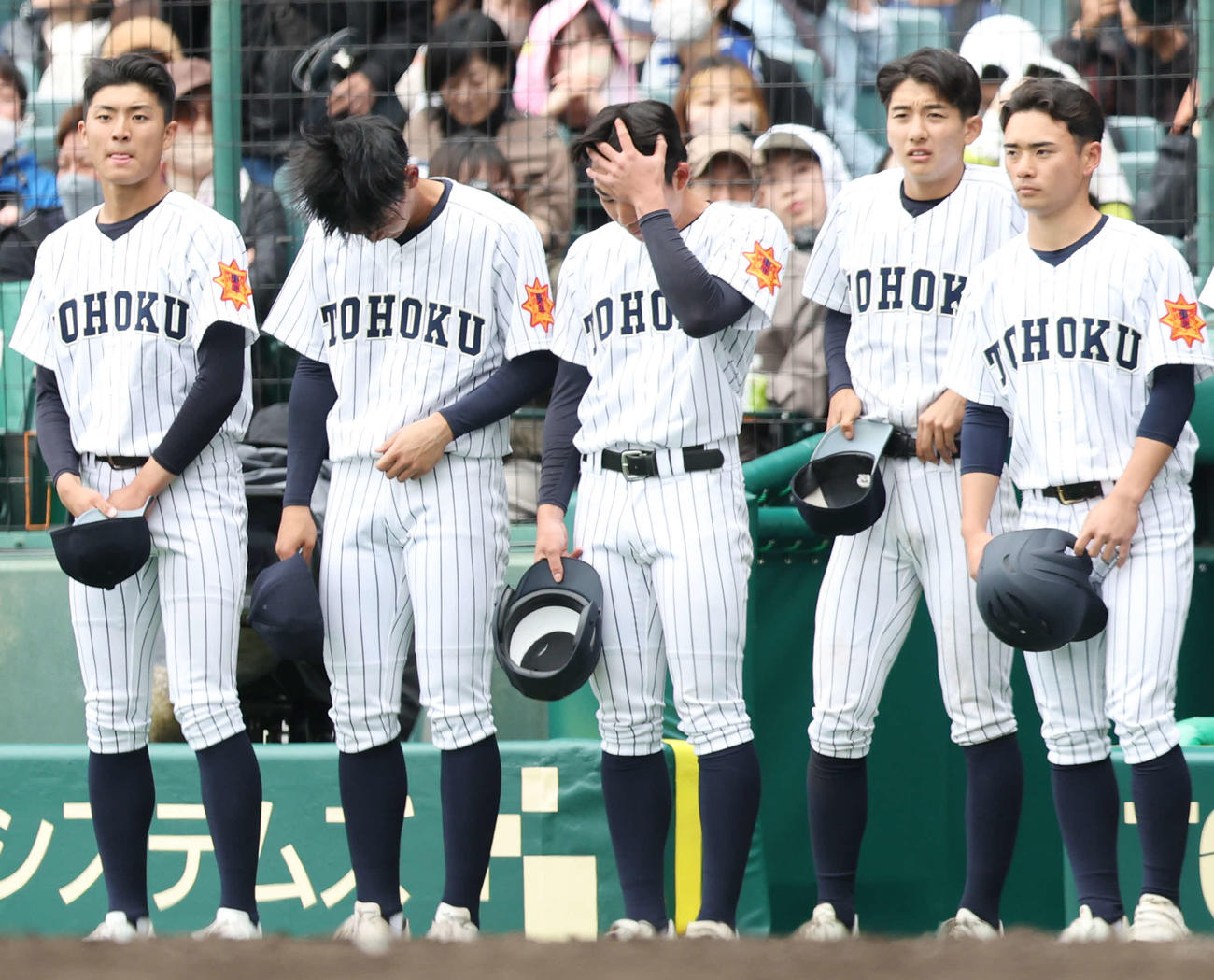 東北対山梨学院　敗れ、肩を落とす東北の選手たち（撮影・宮地輝）