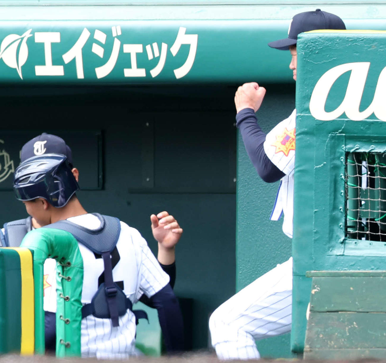 東北対山梨学院　1回攻守交代時、ペッパーミル・パフォーマンスを注意された事を聞く東北・佐藤監督（撮影・宮地輝）