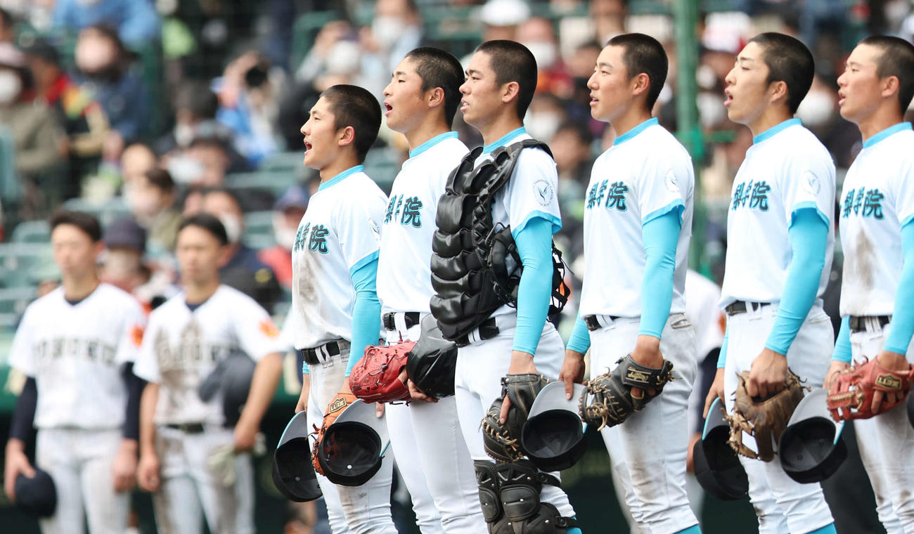 東北対山梨学院　勝利し、校歌斉唱する林（左から2人目）ら山梨学院ナイン（撮影・宮地輝）