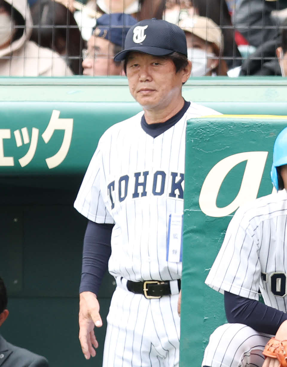 東北対山梨学院　戦況を見つめる東北・佐藤監督（撮影・宮地輝）