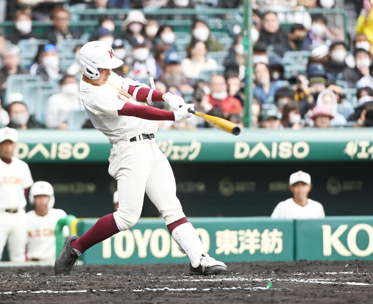 北陸対高知　2回表高知2死一、二塁、辻井は左越え適時2点三塁打を放つ（撮影・前岡正明）