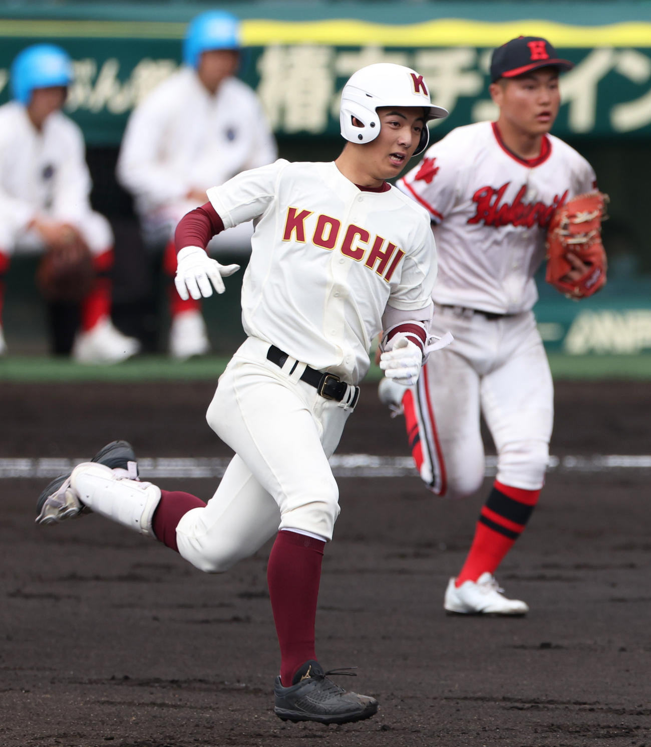 高知対北陸　2回表高知2死一、二塁、辻井（手前）は左に2点適時三塁打を放つ（撮影・上山淳一）