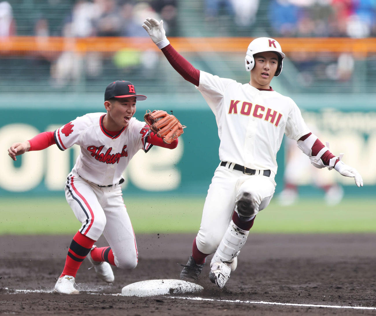 高知対北陸　2回表高知2死一、二塁、逆転2点適時三塁打を放った辻井（右）（撮影・宮地輝）