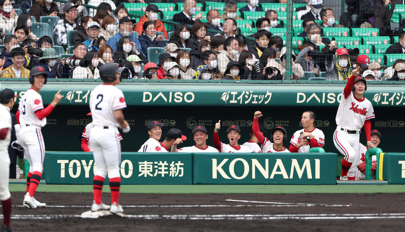 高知対北陸　1回裏北陸2死一、二塁、平田（2）の右前適時打で先制し盛り上がる北陸ナイン（撮影・上山淳一）