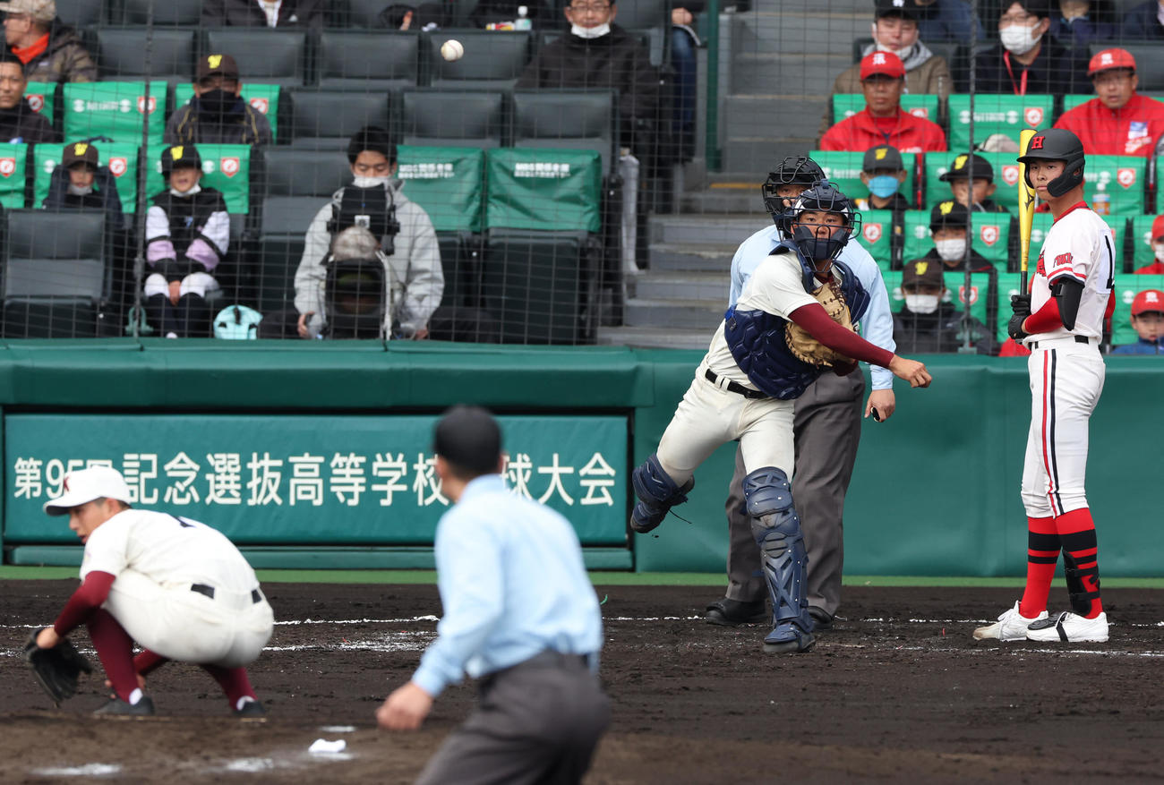 高知対北陸　3回裏北陸1死一塁、一走児玉の盗塁を刺す捕手高木。打者は友広（撮影・上山淳一）