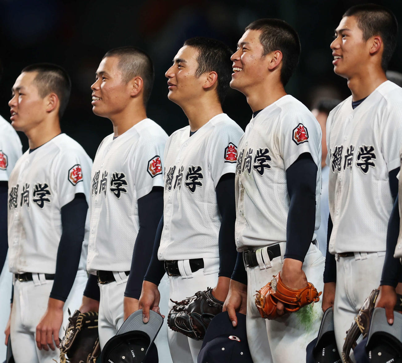 大垣日大対沖縄尚学　勝利した東恩納（中央）ら沖縄尚学の選手たちは校歌を歌う（撮影・宮地輝）