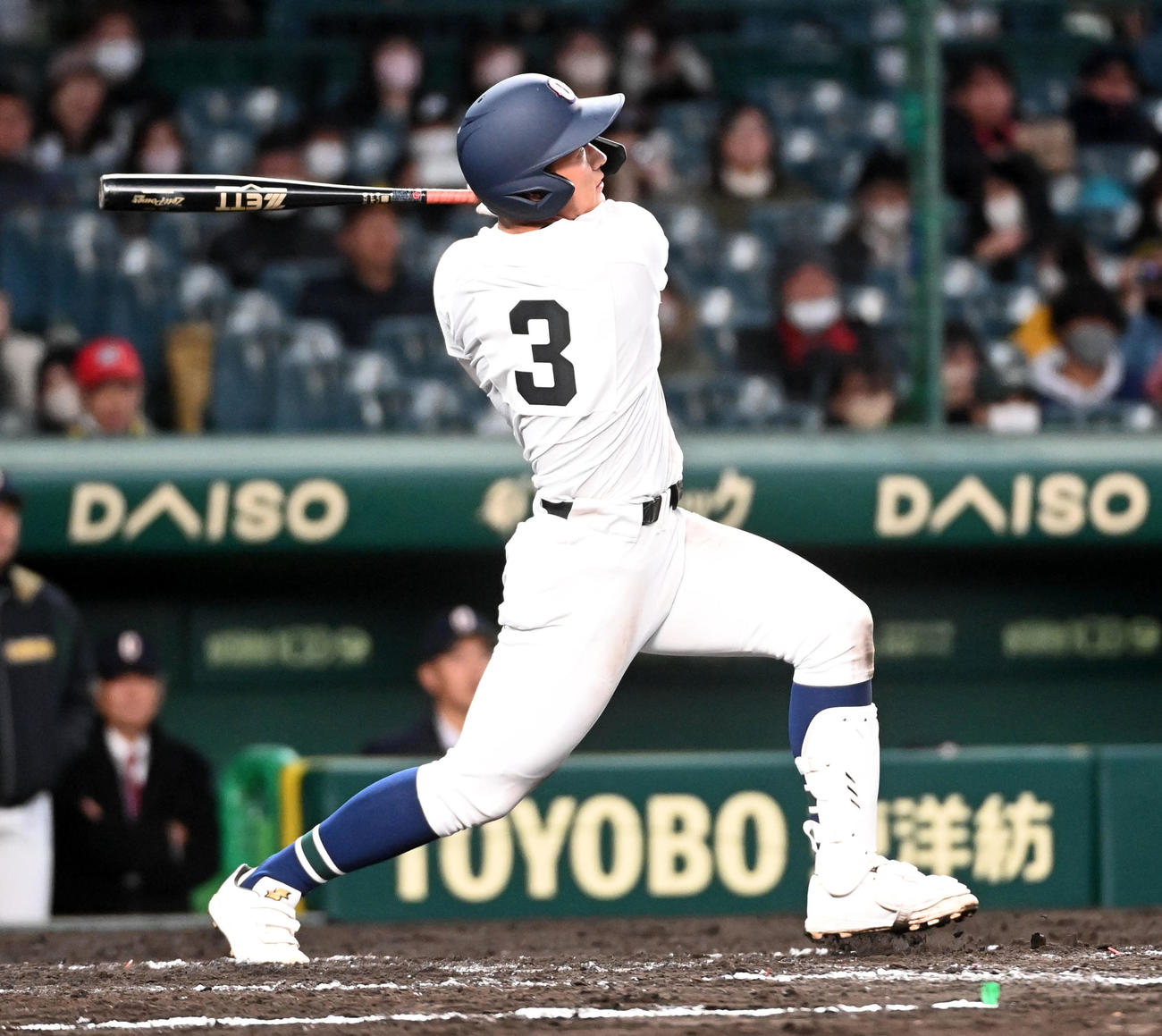 大垣日大対沖縄尚学　3回裏沖縄尚学2死満塁、仲田は左中間に先制満塁本塁打を放つ（撮影・前岡正明）
