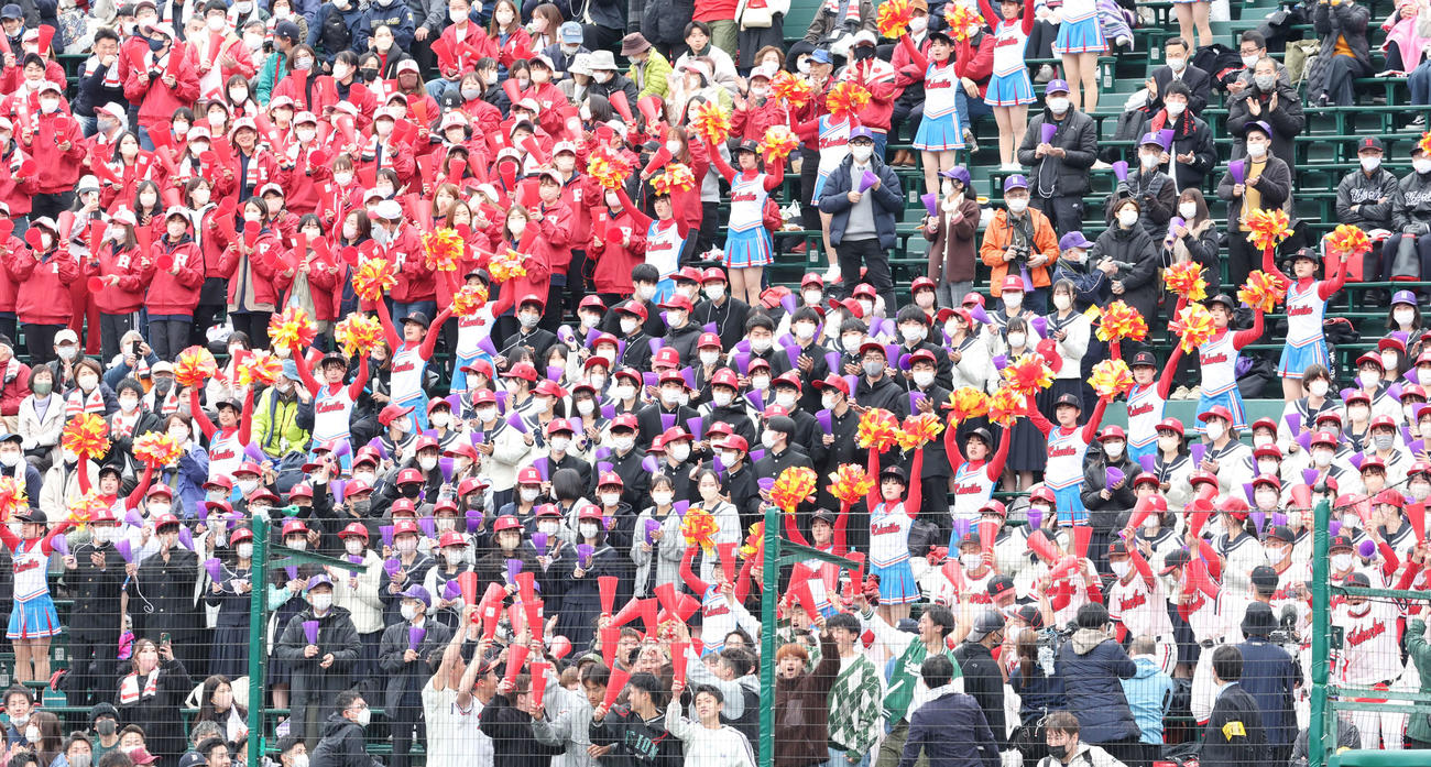 高知対北陸　1回裏北陸2死一、二塁、平田が先制適時打を放ち、盛り上がる応援スタンド（撮影・宮地輝）