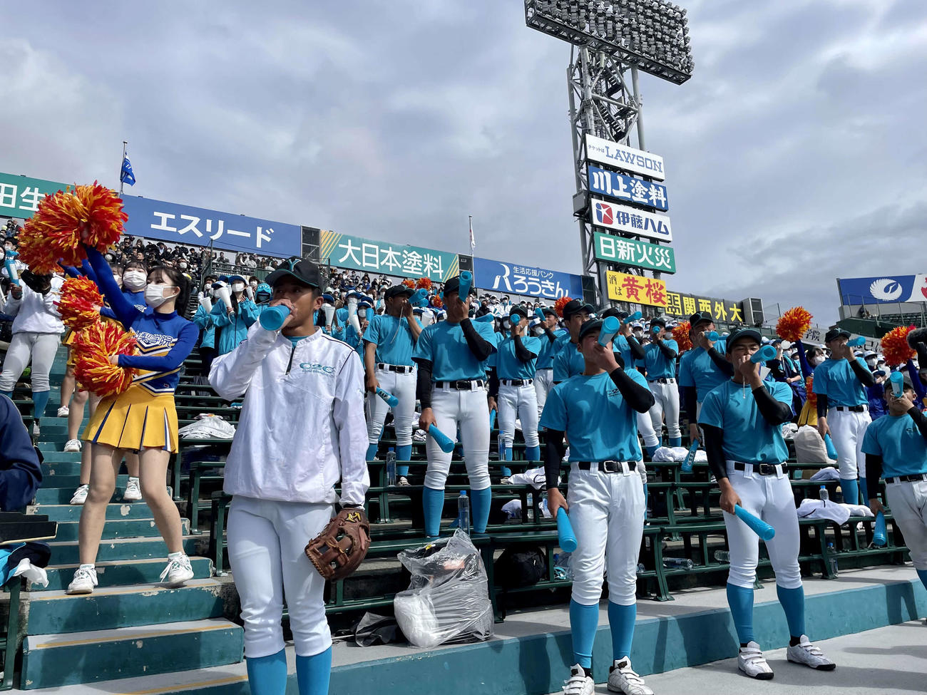 メガホンを手に大声で叫ぶ山梨学院アルプススタンドの選手たち