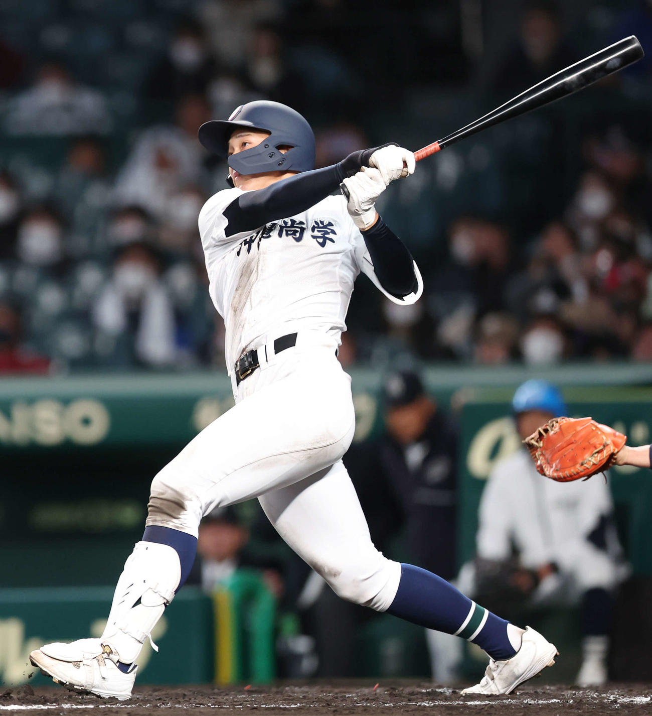 大垣日大対沖縄尚学　3回裏沖縄尚学2死満塁、左中間へ先制満塁本塁打を放つ仲田（撮影・宮地輝）