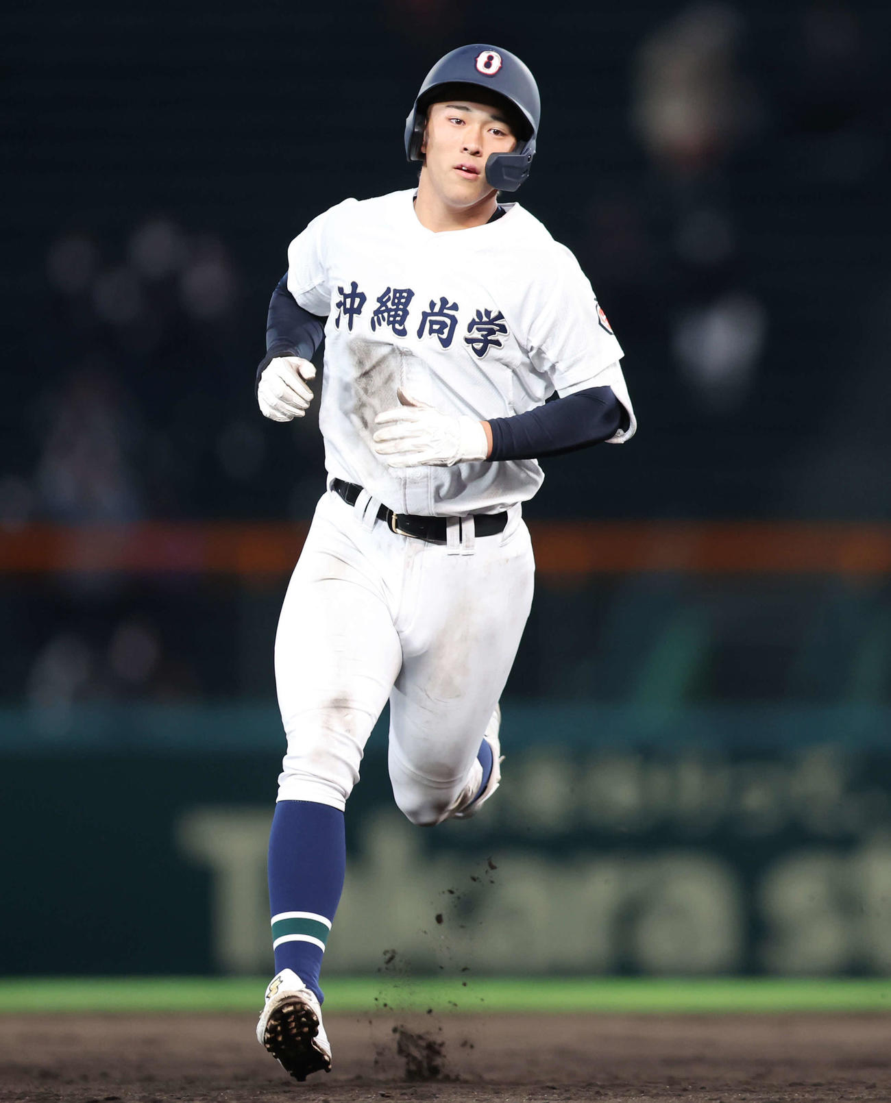 大垣日大対沖縄尚学　3回裏沖縄尚学2死満塁、左中間へ先制満塁本塁打を放ち、ダイヤモンドを回る仲田（撮影・宮地輝）