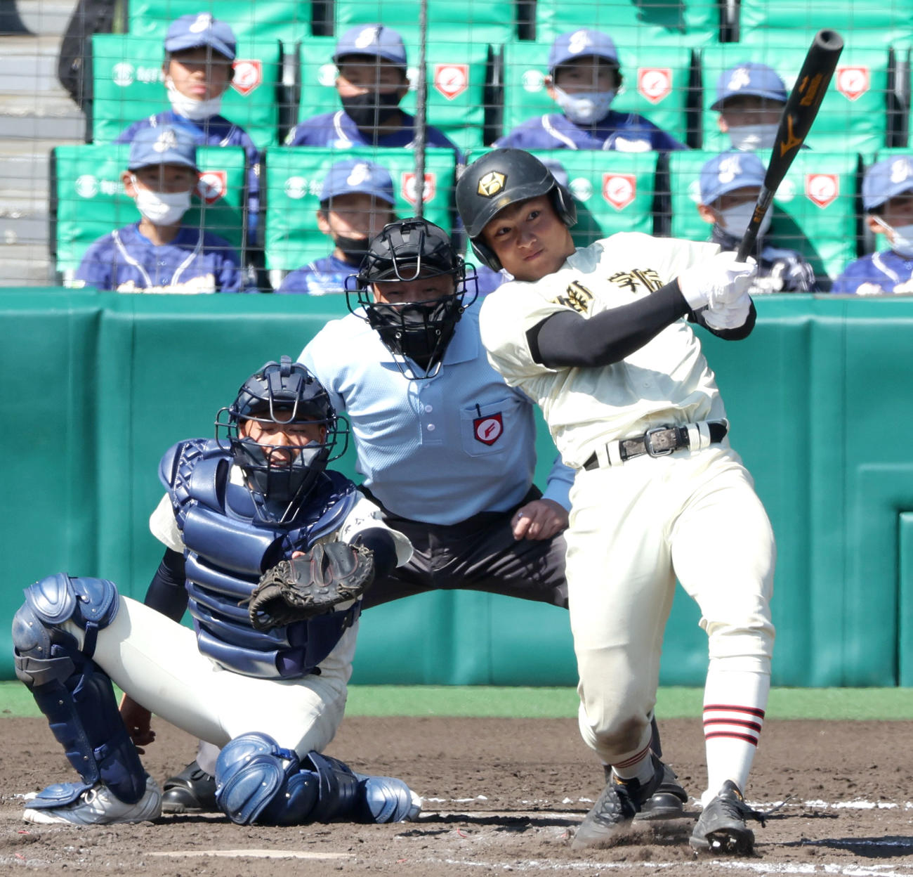 大分商対作新学院　7回裏作新学院1死一、三塁、斎藤は左前適時打を放つ（撮影・上山淳一）