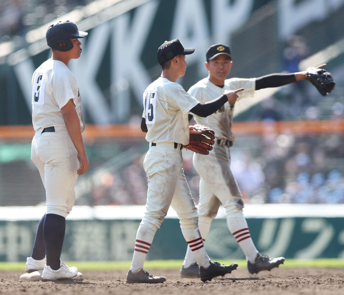 大分商対作新学院　9回表、立ち尽くす大分商・羽田野（左）（撮影・宮地輝）
