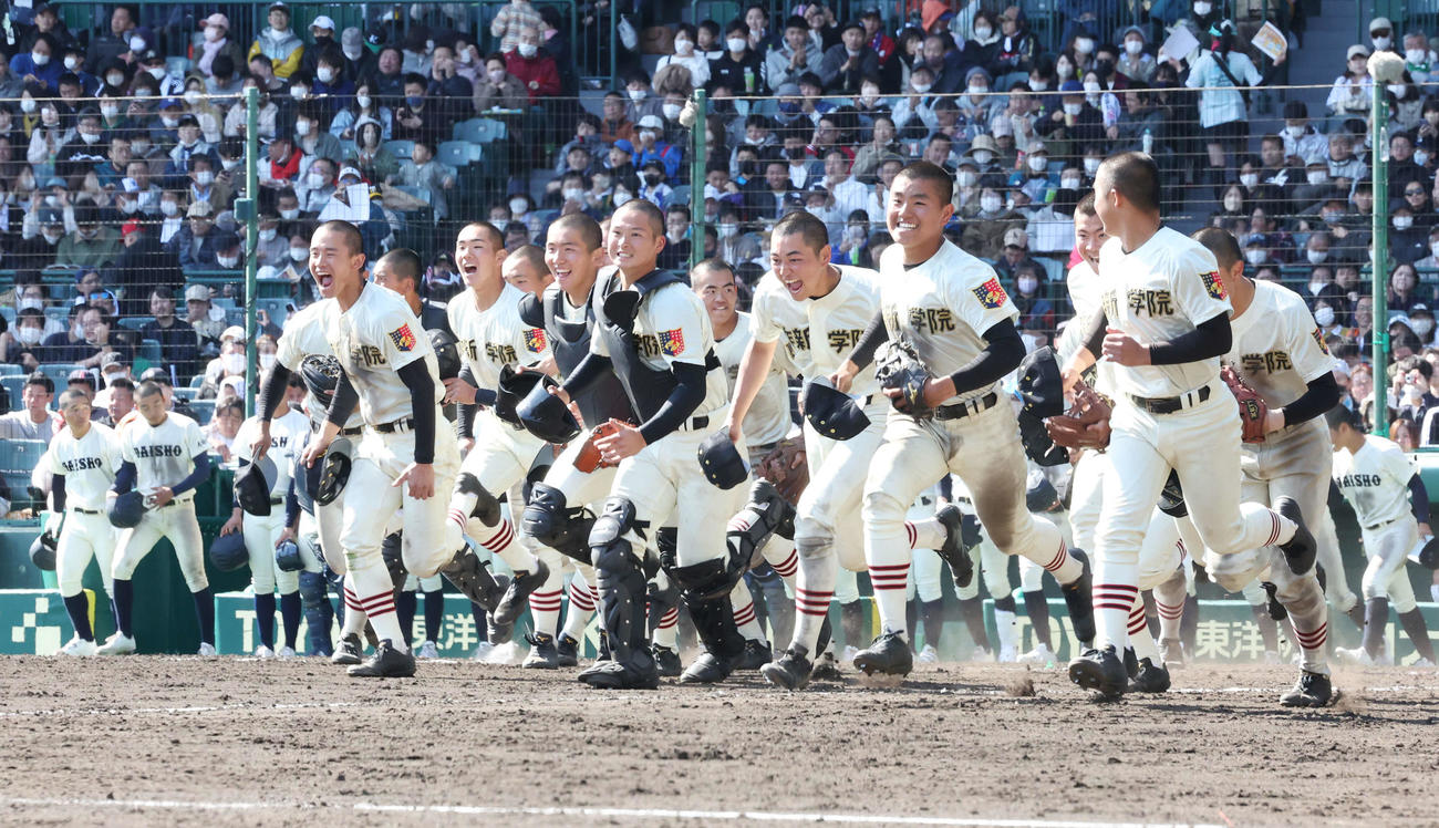 大分商対作新学院　勝利し、駆け出す作新学院ナイン（撮影・宮地輝）