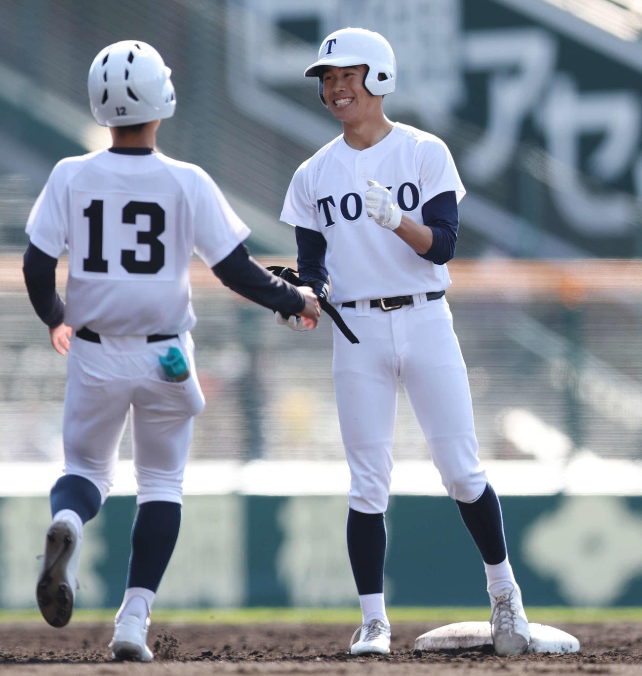 東邦対鳥取城北　2回表東邦2死二塁、先制適時遊撃内野安打を放ち、山戸の後逸の間に二塁に進み笑顔の藤江（撮影・宮地輝）